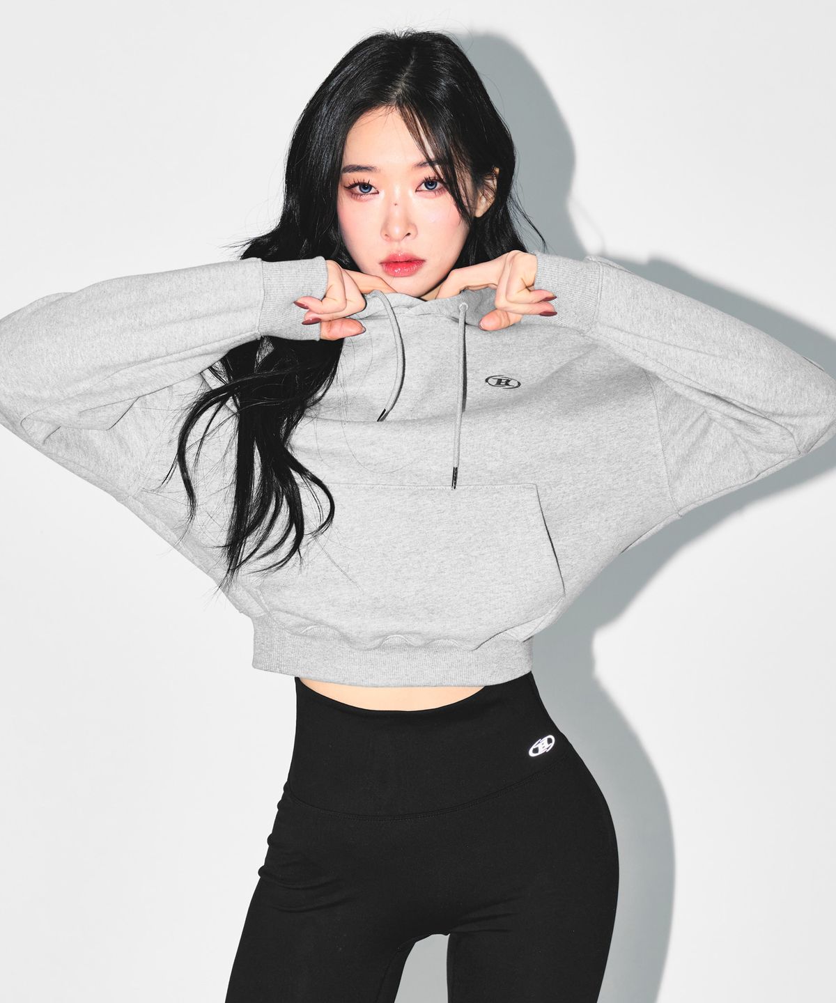 본투윈(BORN TO WIN) W SILVER B CROP HOODIE [MELANGE GREY]
