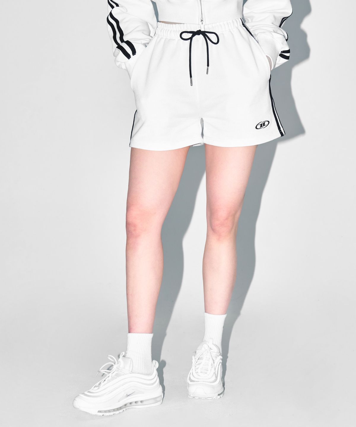 본투윈(BORN TO WIN) W CHROME B TRACK LINE SHORTS [WHITE]