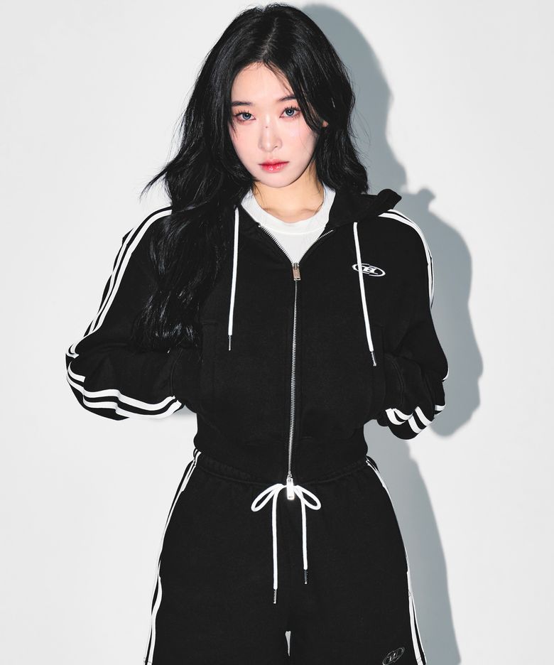 W CHROME B TRACK LINE CROP HOODIE ZIP-UP [BLACK]