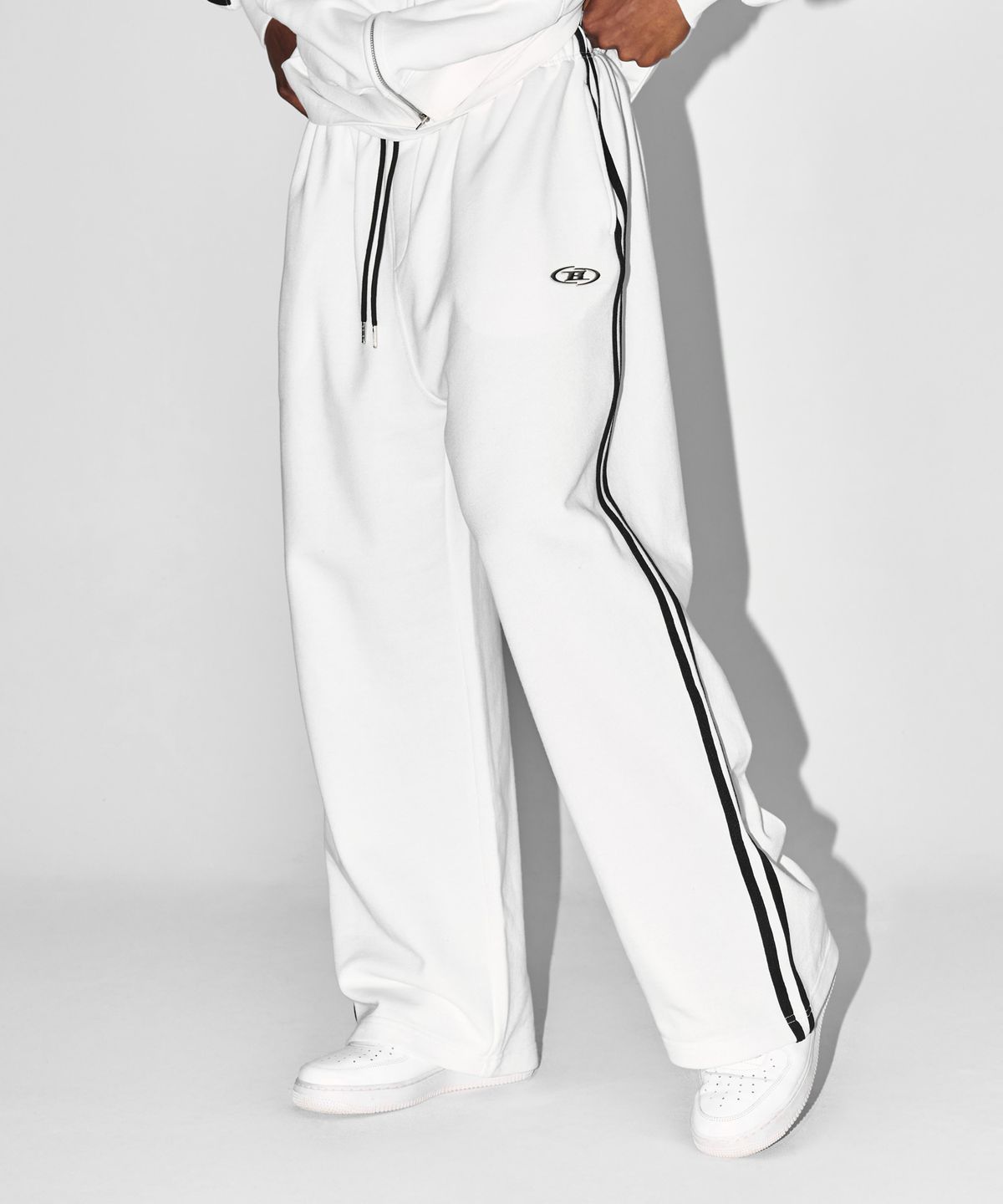 본투윈(BORN TO WIN) CHROME B TRACK LINE SEMI WIDE PANTS [WHITE]