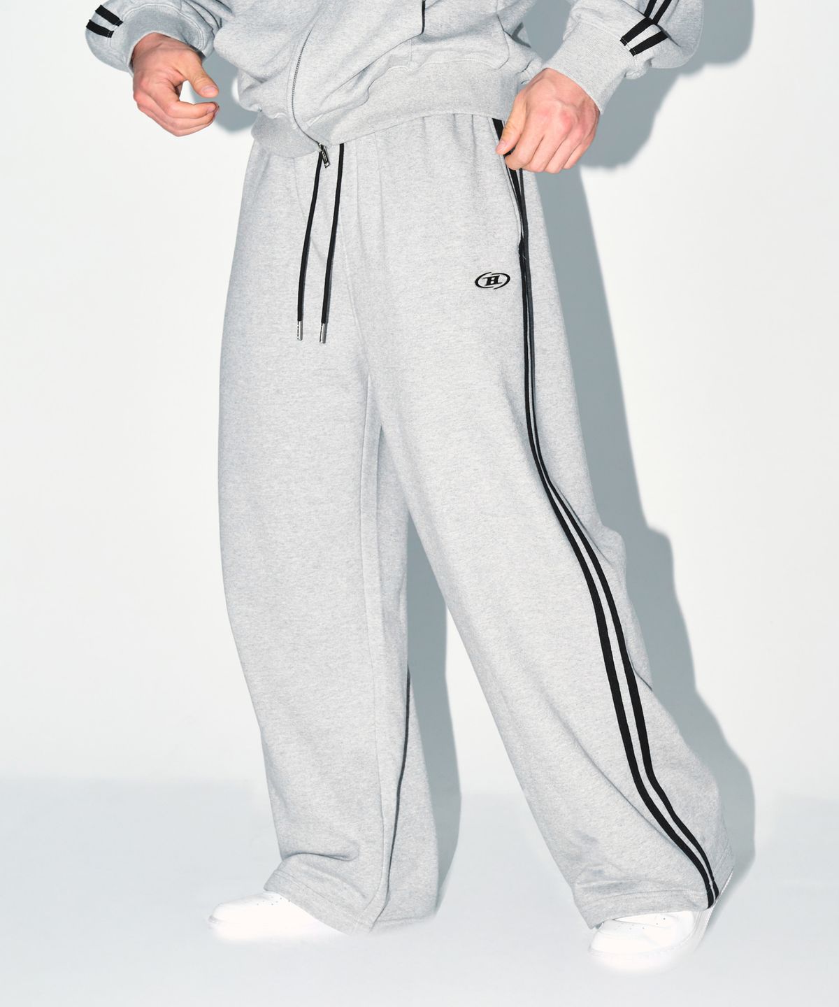본투윈(BORN TO WIN) CHROME B TRACK LINE SEMI WIDE PANTS [MELANGE GREY]