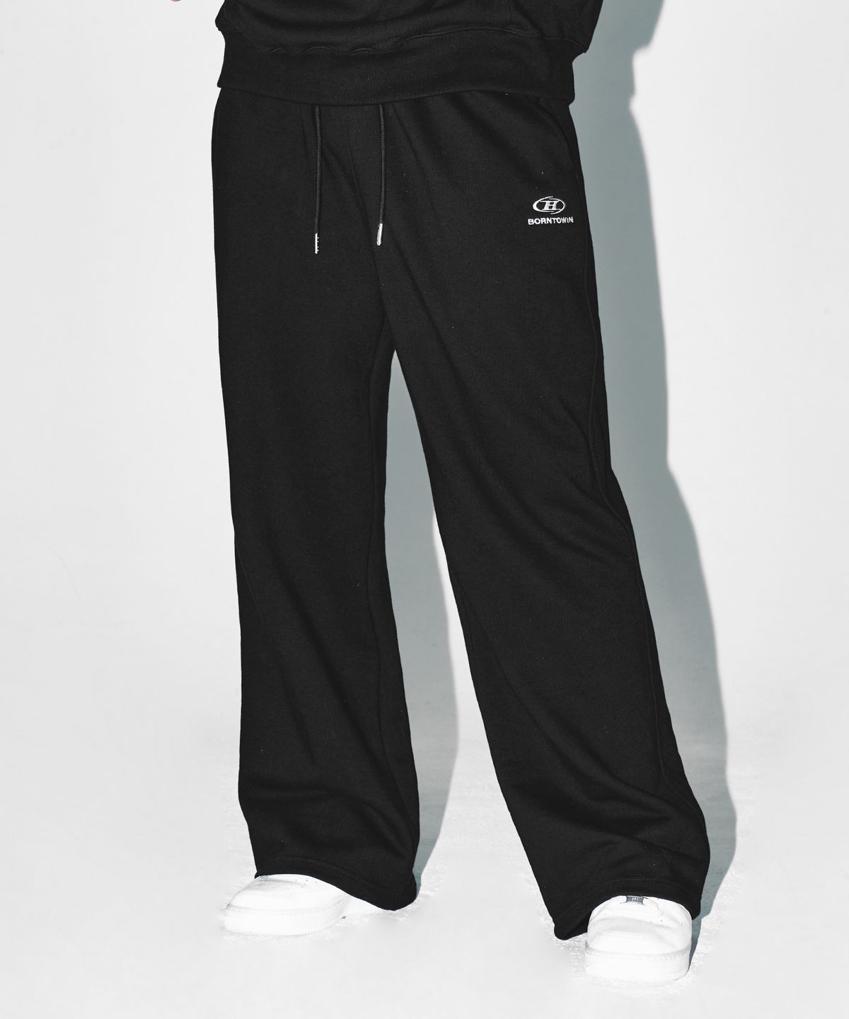 본투윈(BORN TO WIN) B-SYMBOL LOGO SEMI WIDE PANTS [BLACK]