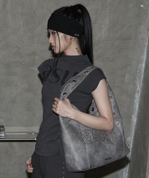 크래시 아일렛 숄더 백 차콜