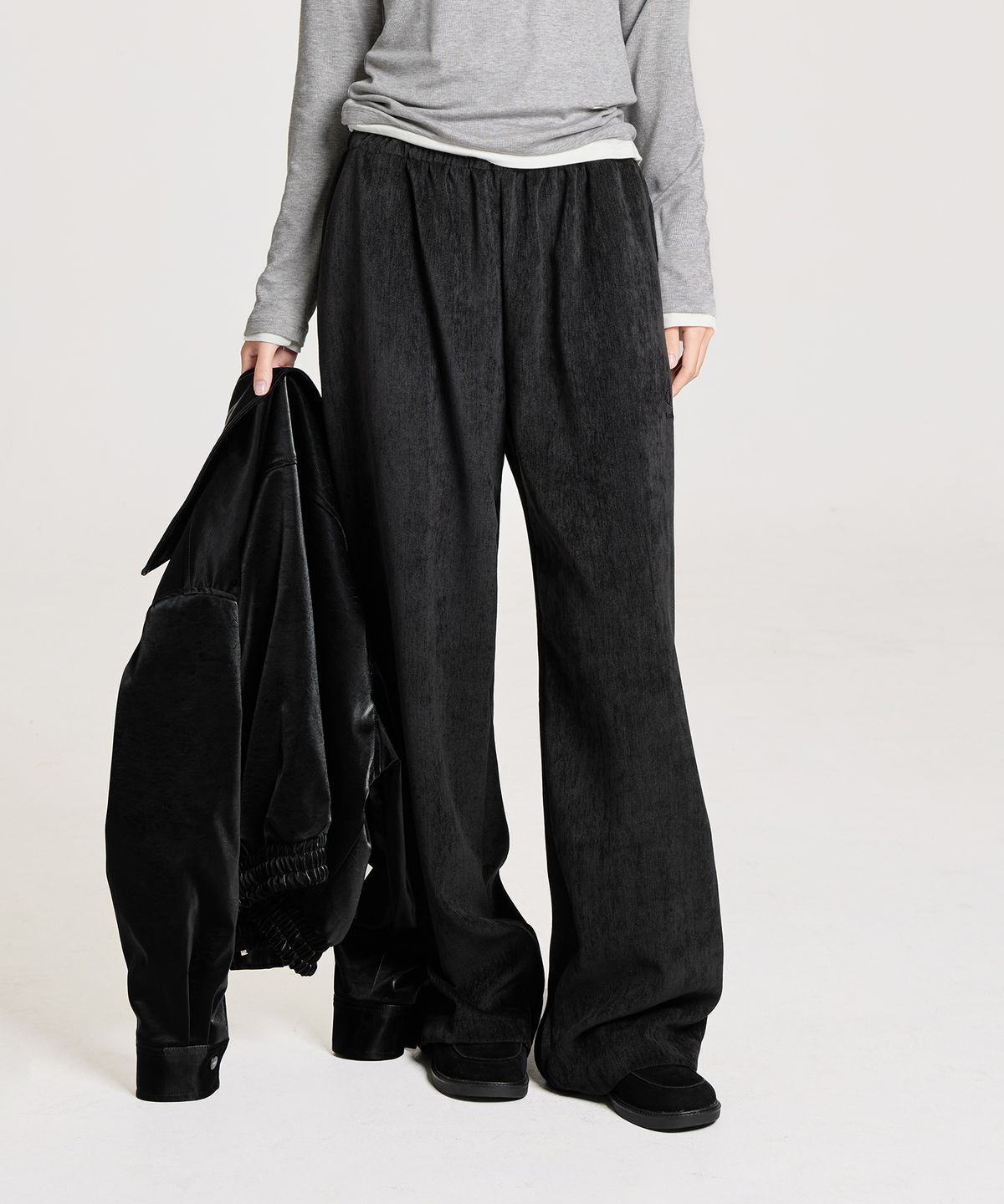 런던다다(LONDONDADA) VELOUR SIGNATURE EMBROIDERED BANDING PANTS, BLACK