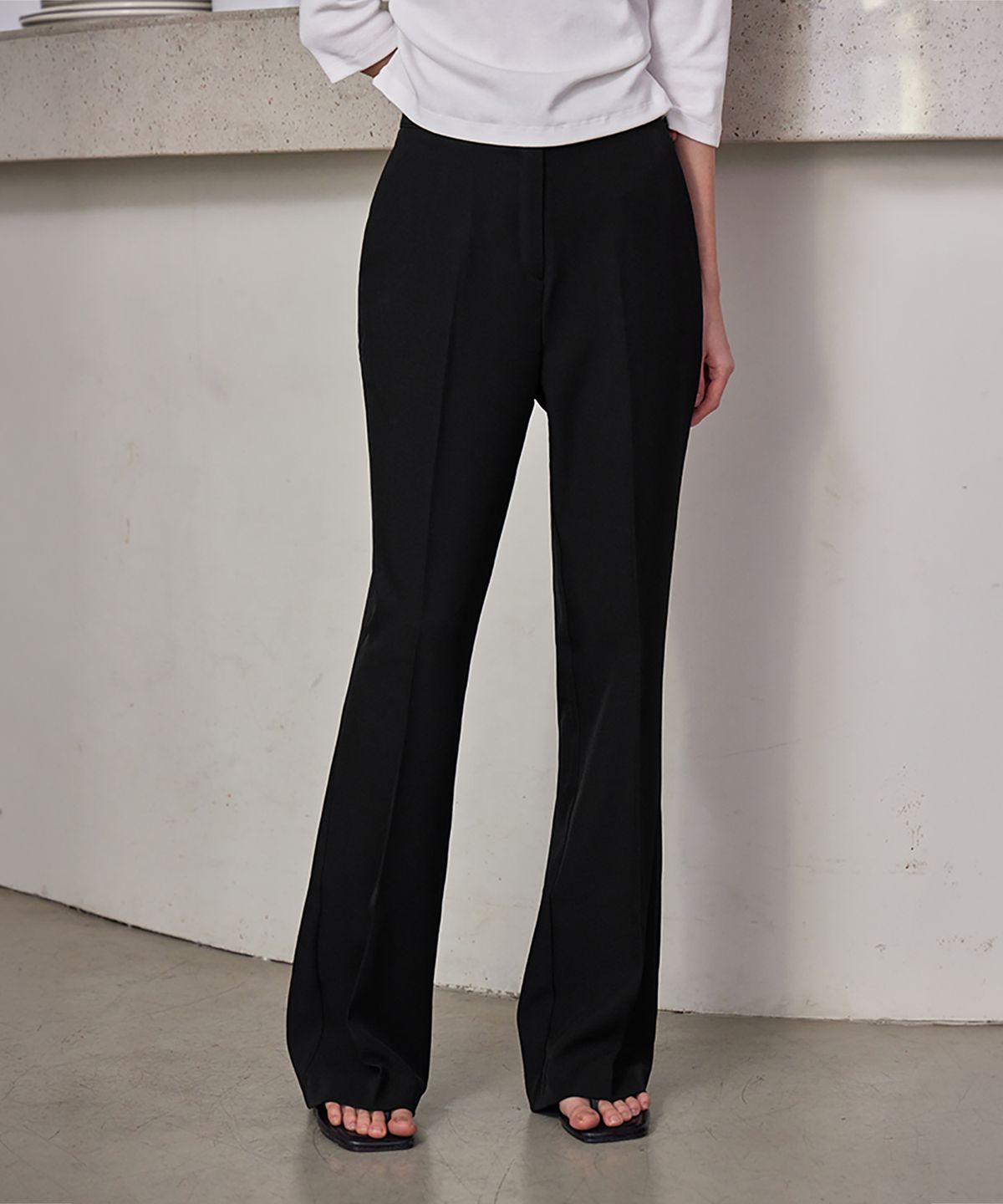 런던다다(LONDONDADA) SIGNATURE ESSENTAIL BOOTCUT SLACKS, BLACK
