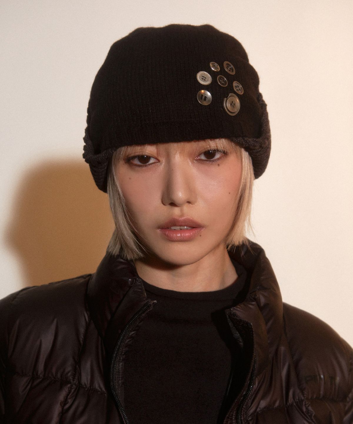 포르테나(PORTERNA) BUTTON BRAID STRAP KNIT BEANIE-BLACK