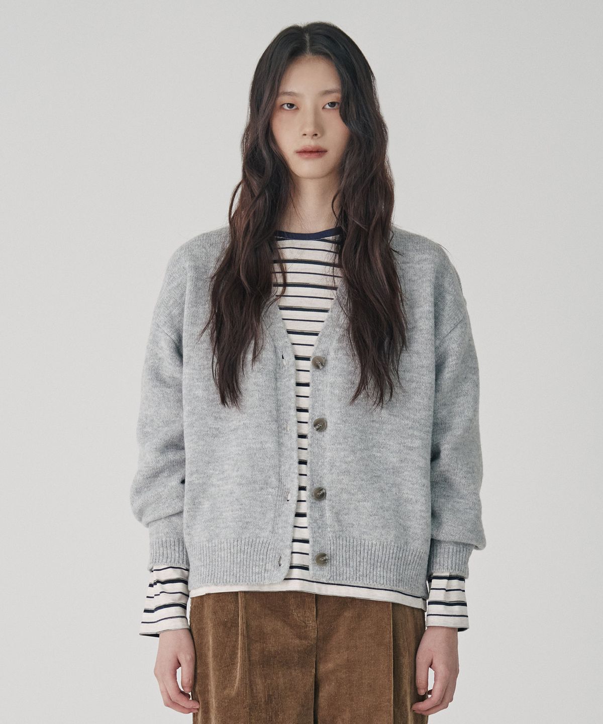브이엔와이스튜디오(VNYSTUDIO) 톰과제리 브이넥 카디건_YBAGDW7