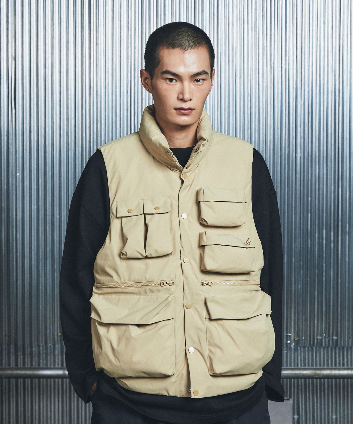 칼라파타르(KALAPATTHAR) KP LOGO UTILITY DUCK DOWN PADDED VEST- BEIGE
