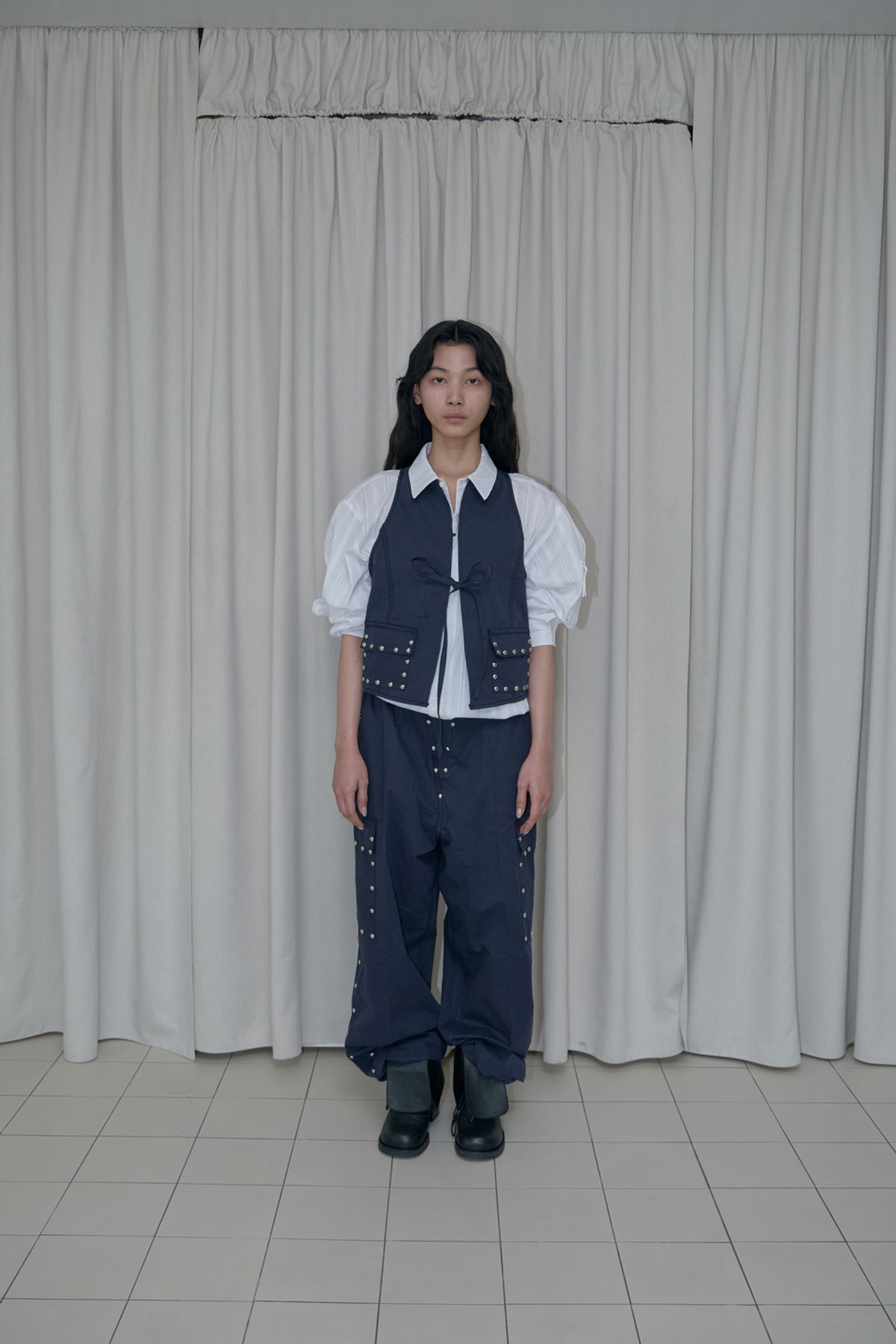 어텐즈(ATTENDS) Studded cargo pants (Navy)