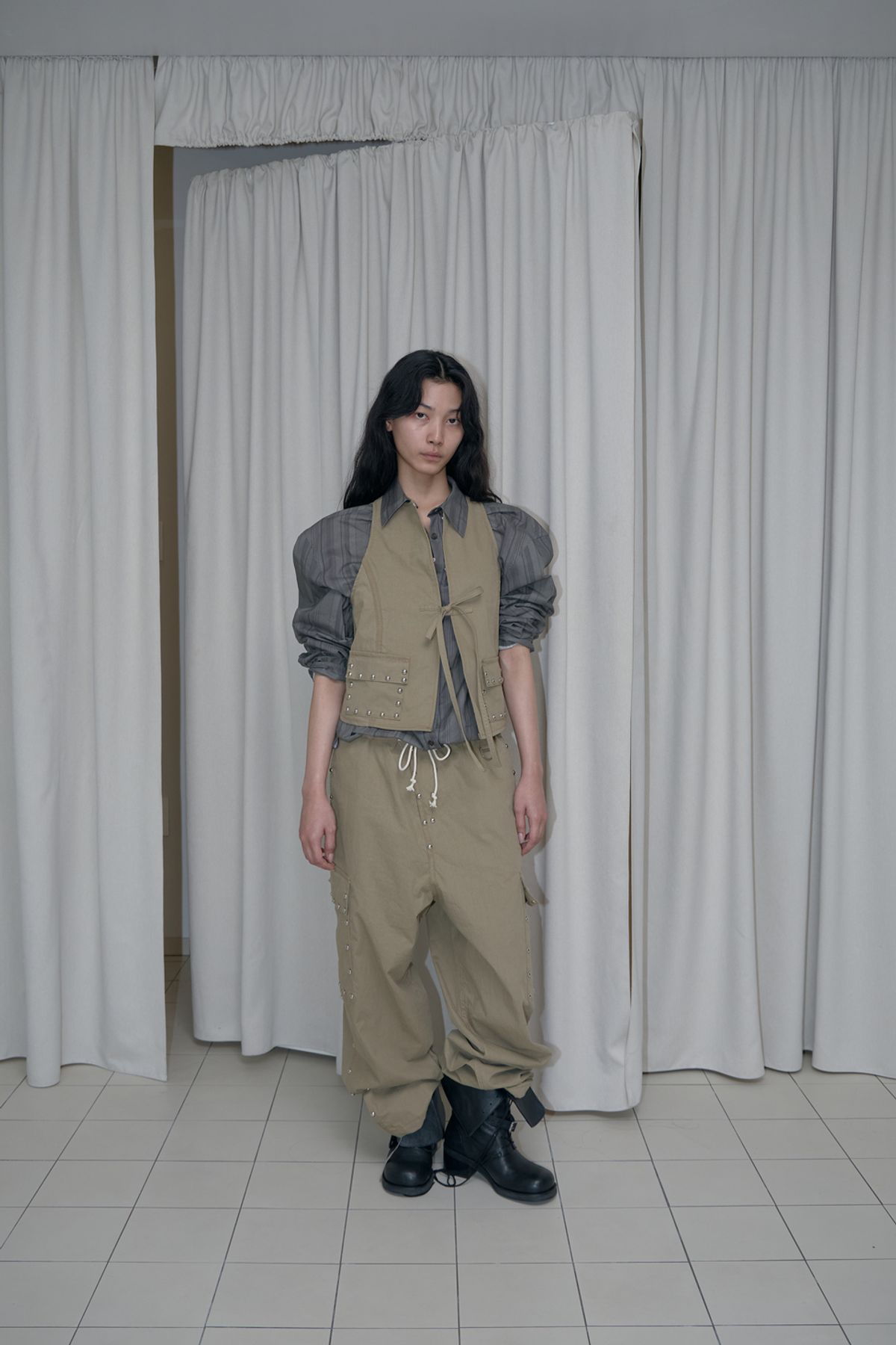 어텐즈(ATTENDS) Studded cargo pants (Begie)