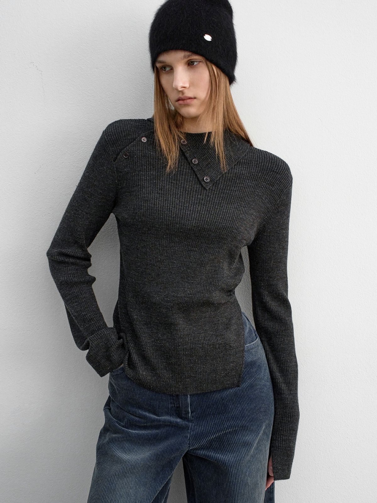 아틀리에 나인(ATELIER NAIN) (T-7118)BUTTON DETAIL COLLAR SLIM FIT KNIT