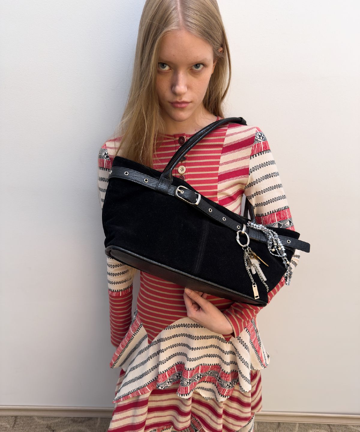 여밈(YEOMIM) belted boat bag (suede black)