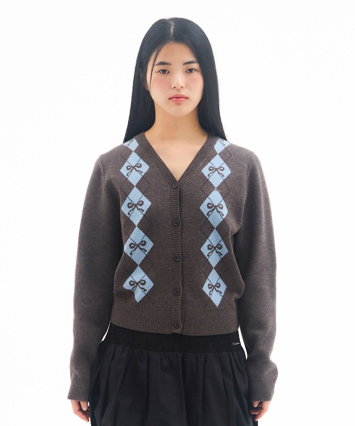 아메스 월드와이드(AMES-WORLDWIDE) CROP V NECK ARGYLE CARDIGAN CHARCOAL