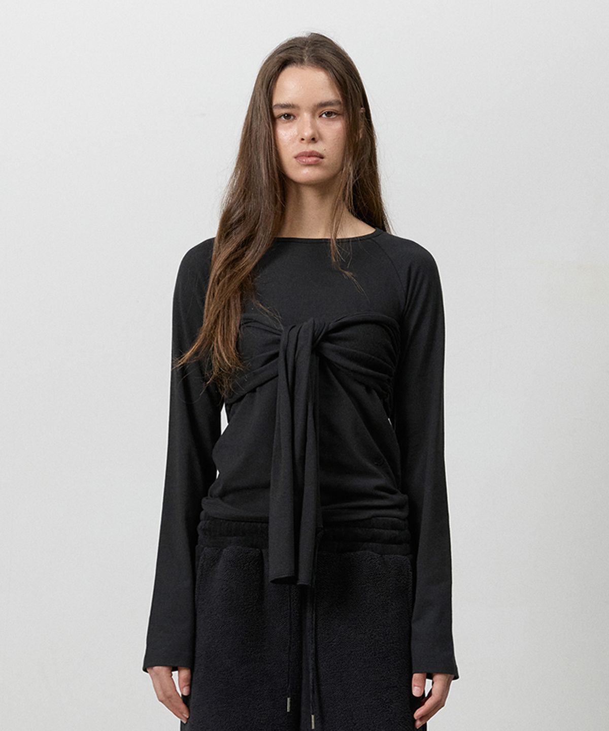 쓰리투에이티(THREE TO EIGHTY) RIBBON DRAPE LONG SLEEVE TEE BLACK