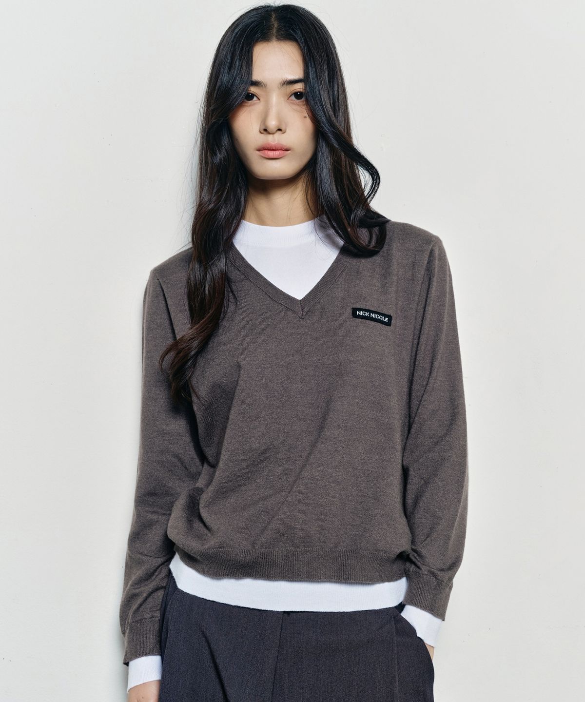 닉앤니콜(NICK&NICOLE) LAYERED ROUND V NECK KNIT_CHARCOAL