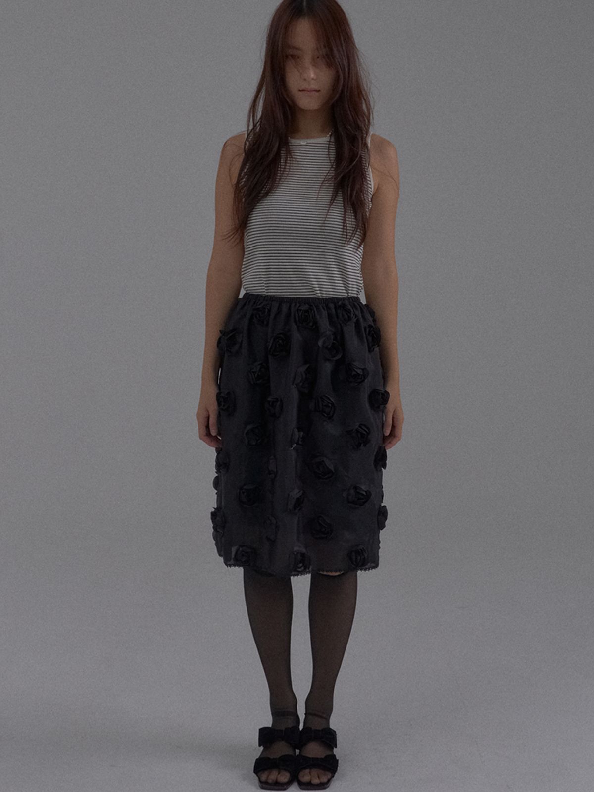 쏘리, 투 머치 러브(SORRY, TOO MUCH LOVE) Rose Embellished Tulle Midi Skirt_Black