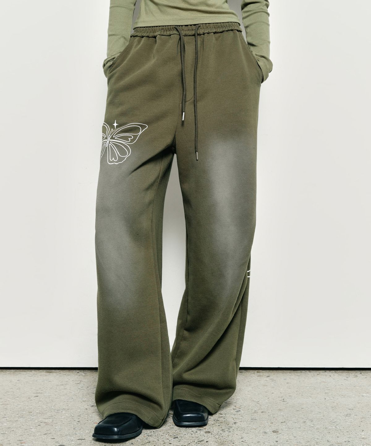 닉앤니콜(NICK&NICOLE) NICOLE BUTTERFLY WASHING SWEAT PANTS_KHAKI