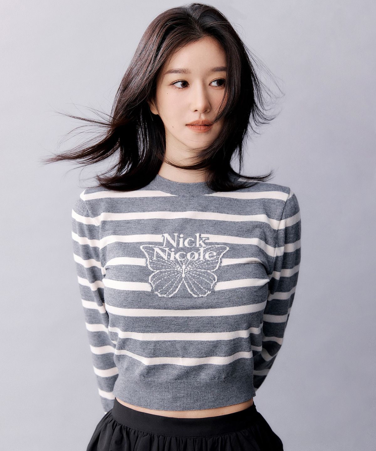닉앤니콜(NICK&NICOLE) MINI BUTTERFLY SIGNATURE STRIPE KNIT_GRAY