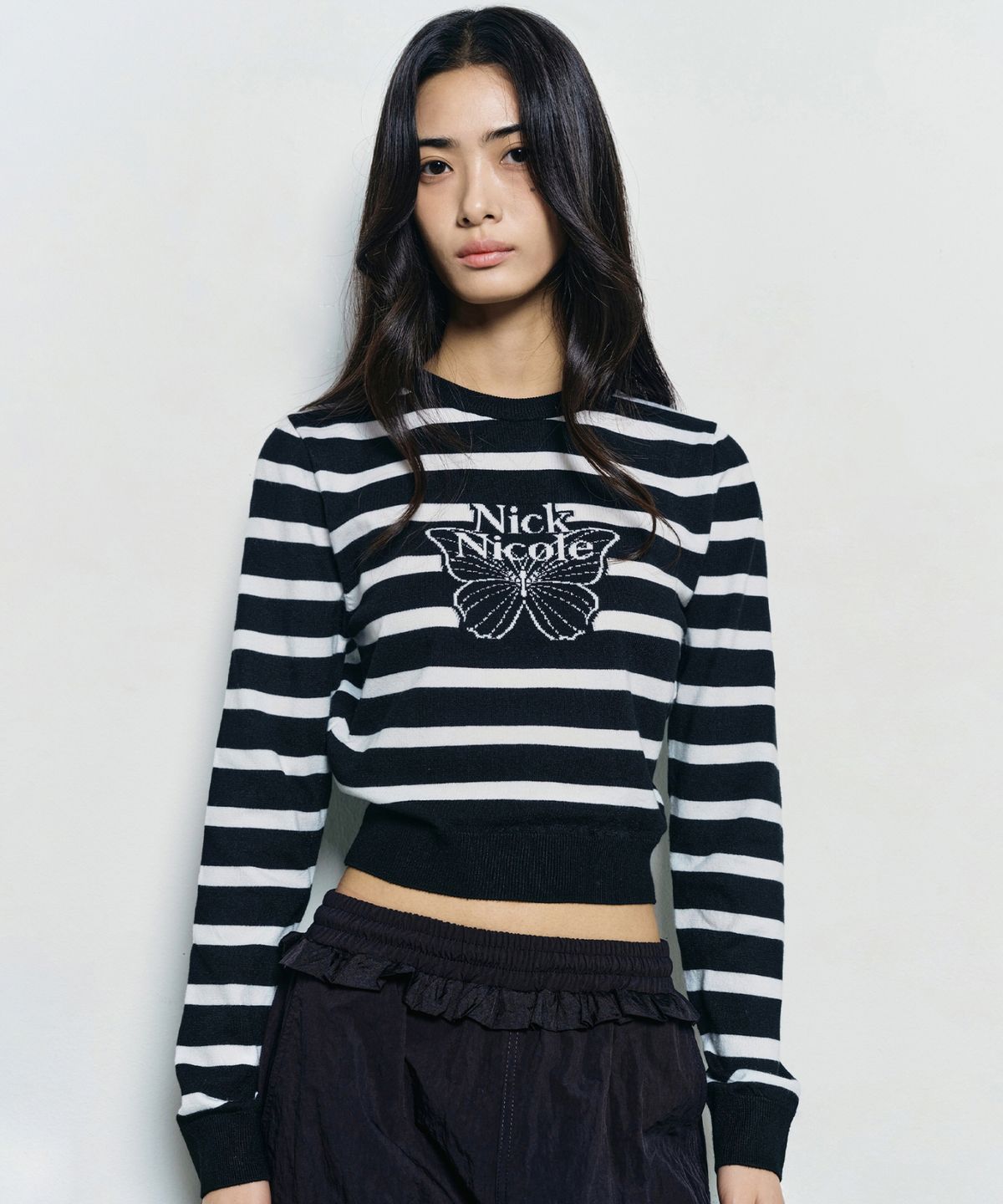 닉앤니콜(NICK&NICOLE) MINI BUTTERFLY SIGNATURE STRIPE KNIT_BLACK