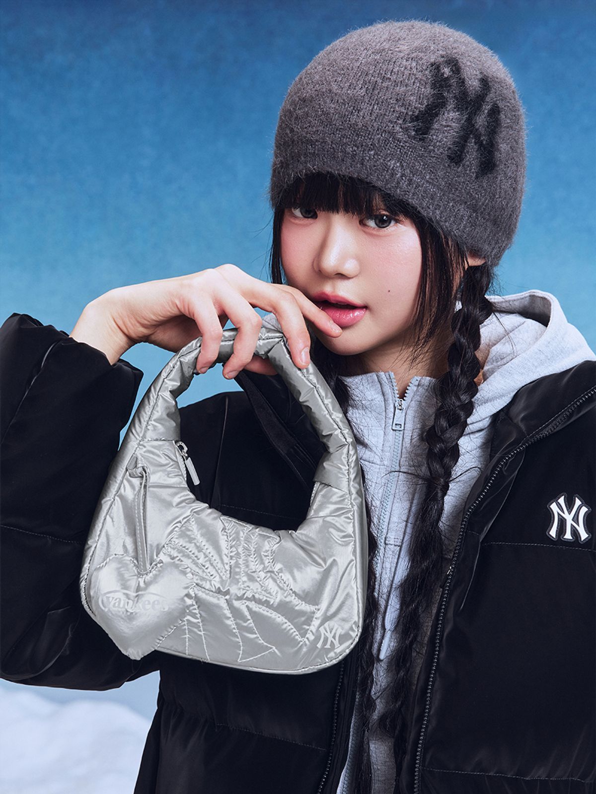 엠엘비(MLB) 베이직 스포티브 스티치 미니 호보백 NY (Silver)