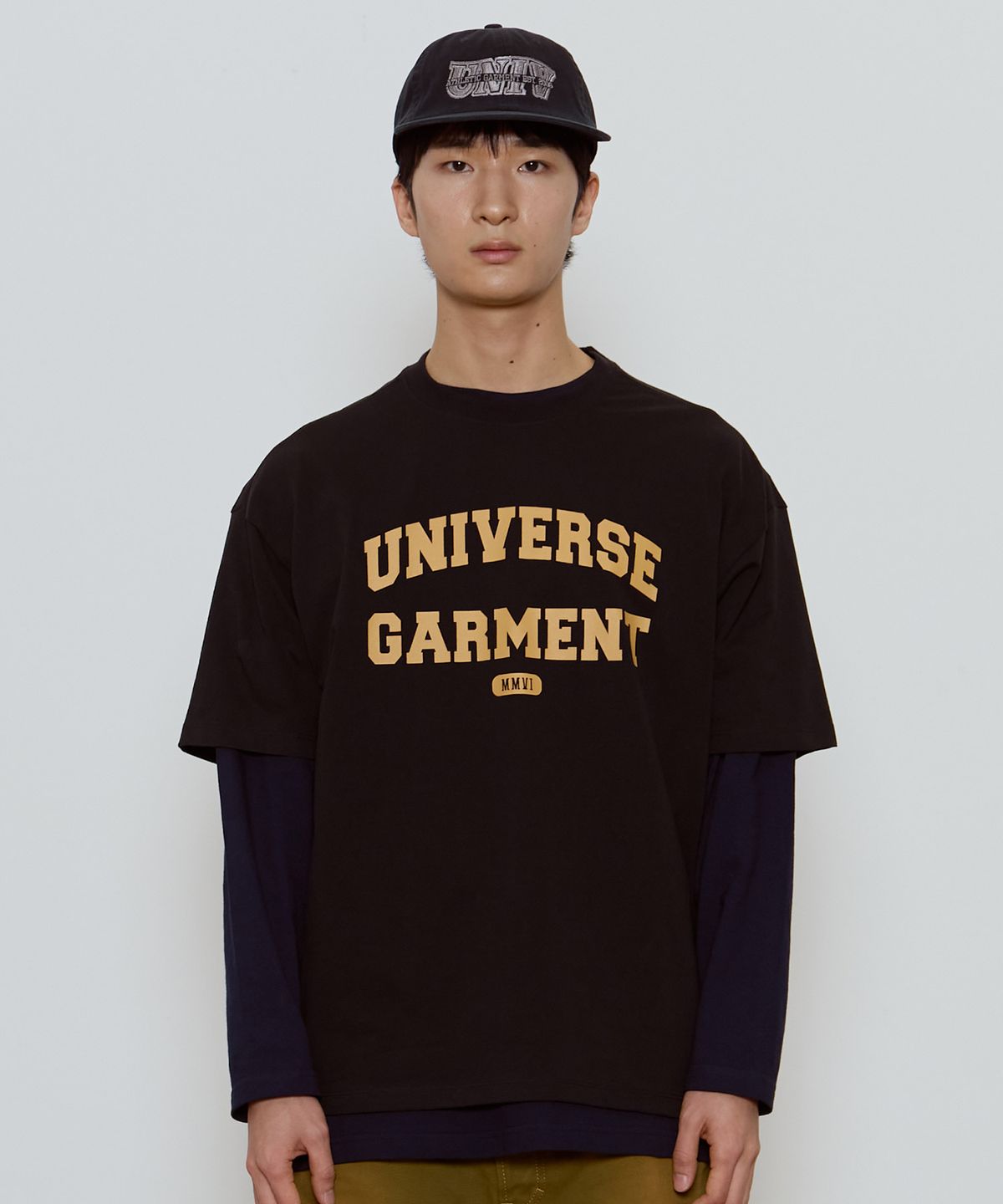 유니버스 가먼트(UNIVERSE GARMENT) UG 애슬래틱 로고 티셔츠_BLACK