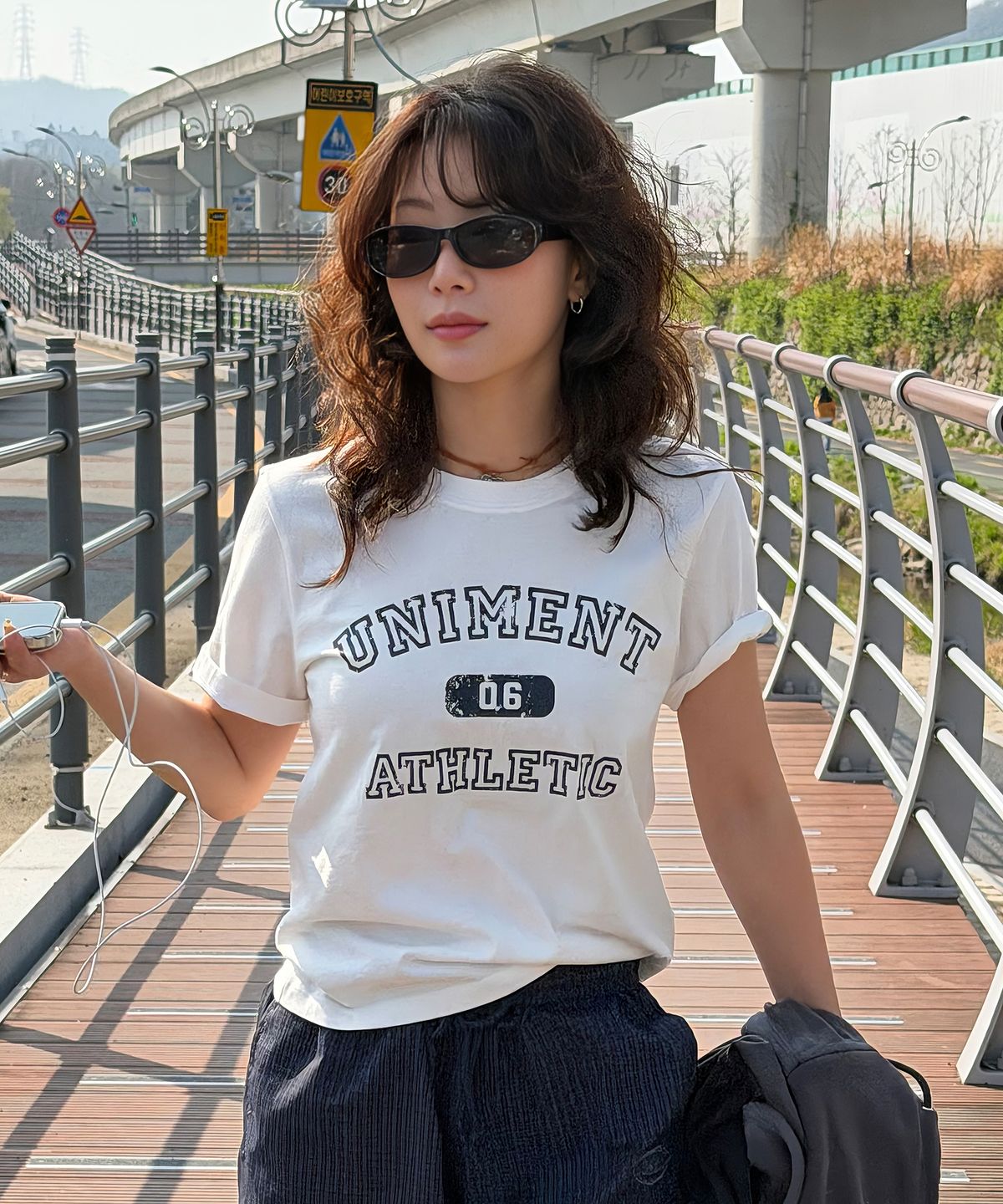 유니버스 가먼트(UNIVERSE GARMENT) UG 크랙 슬림 우먼티셔츠_WHITE