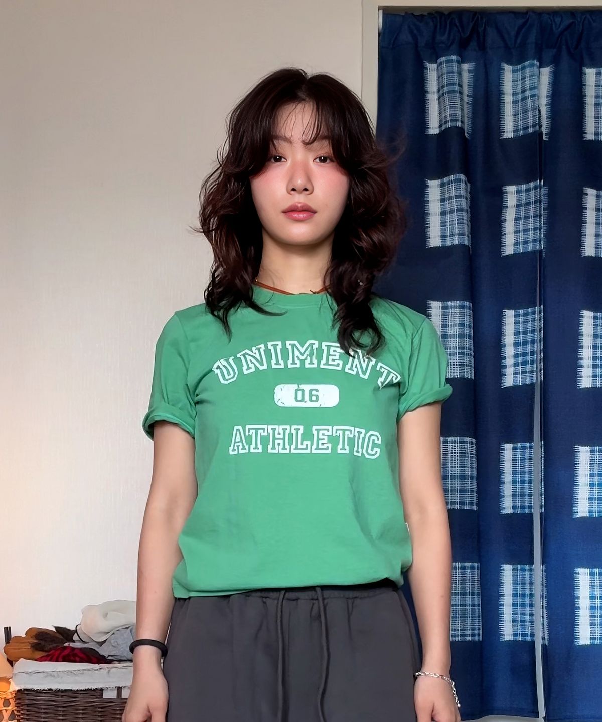 유니버스 가먼트(UNIVERSE GARMENT) UG 크랙 슬림 우먼티셔츠_GREEN