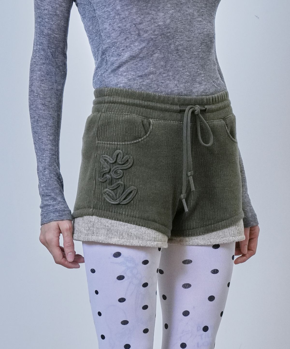 뉴제(NEWGE) Code Embroidery Knit Shorts (KHAKI)