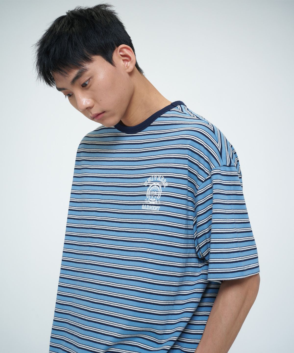 유니버스 가먼트(UNIVERSE GARMENT) UG 스트라이프 엠블럼 티셔츠_Light Blue