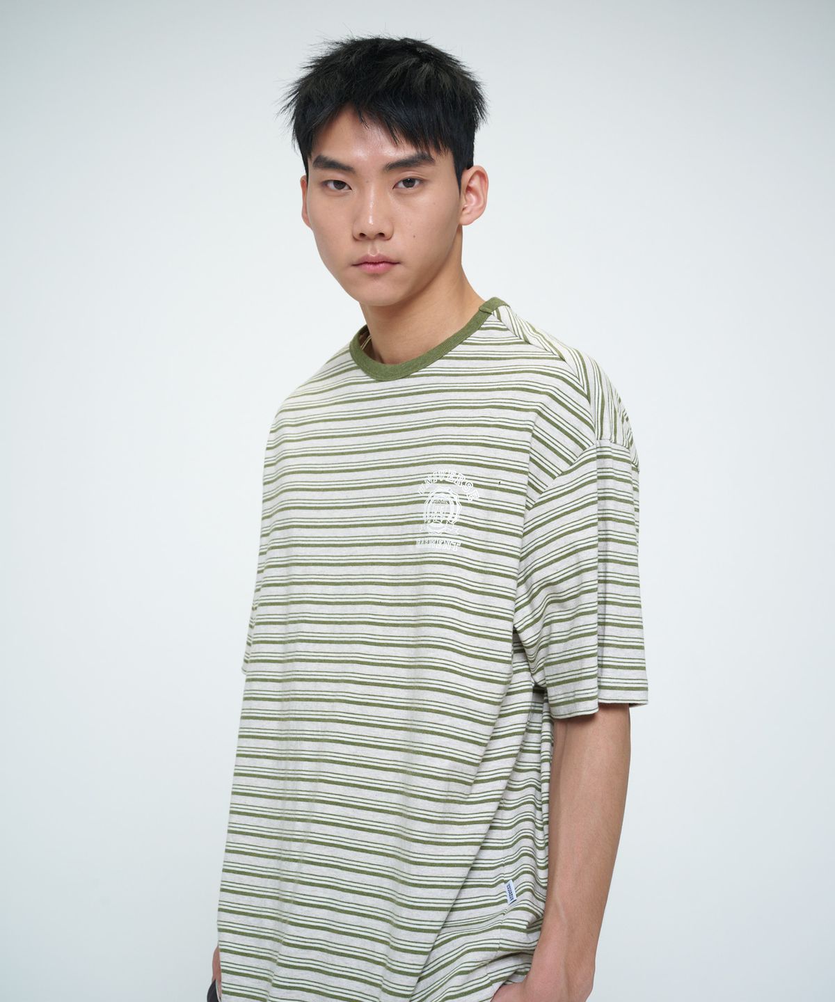 유니버스 가먼트(UNIVERSE GARMENT) UG 스트라이프 엠블럼 티셔츠_Olive