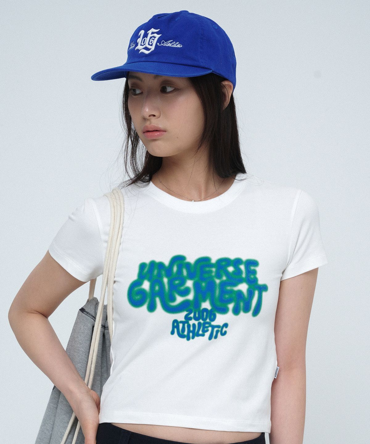 유니버스 가먼트(UNIVERSE GARMENT) UG 네온 블러 슬림 크롭 우먼티셔츠_White