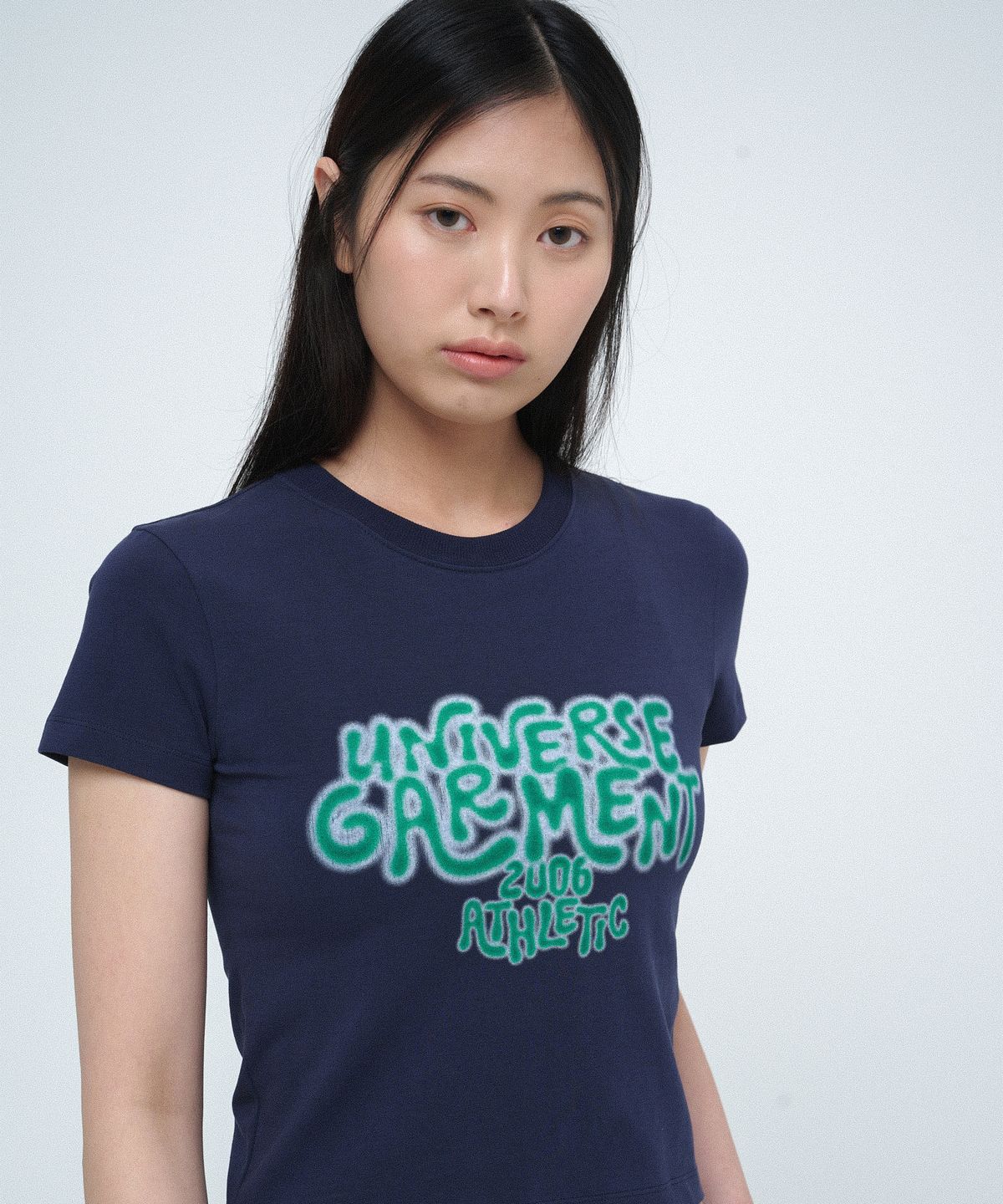 유니버스 가먼트(UNIVERSE GARMENT) UG 네온 블러 슬림 크롭 우먼티셔츠_Navy