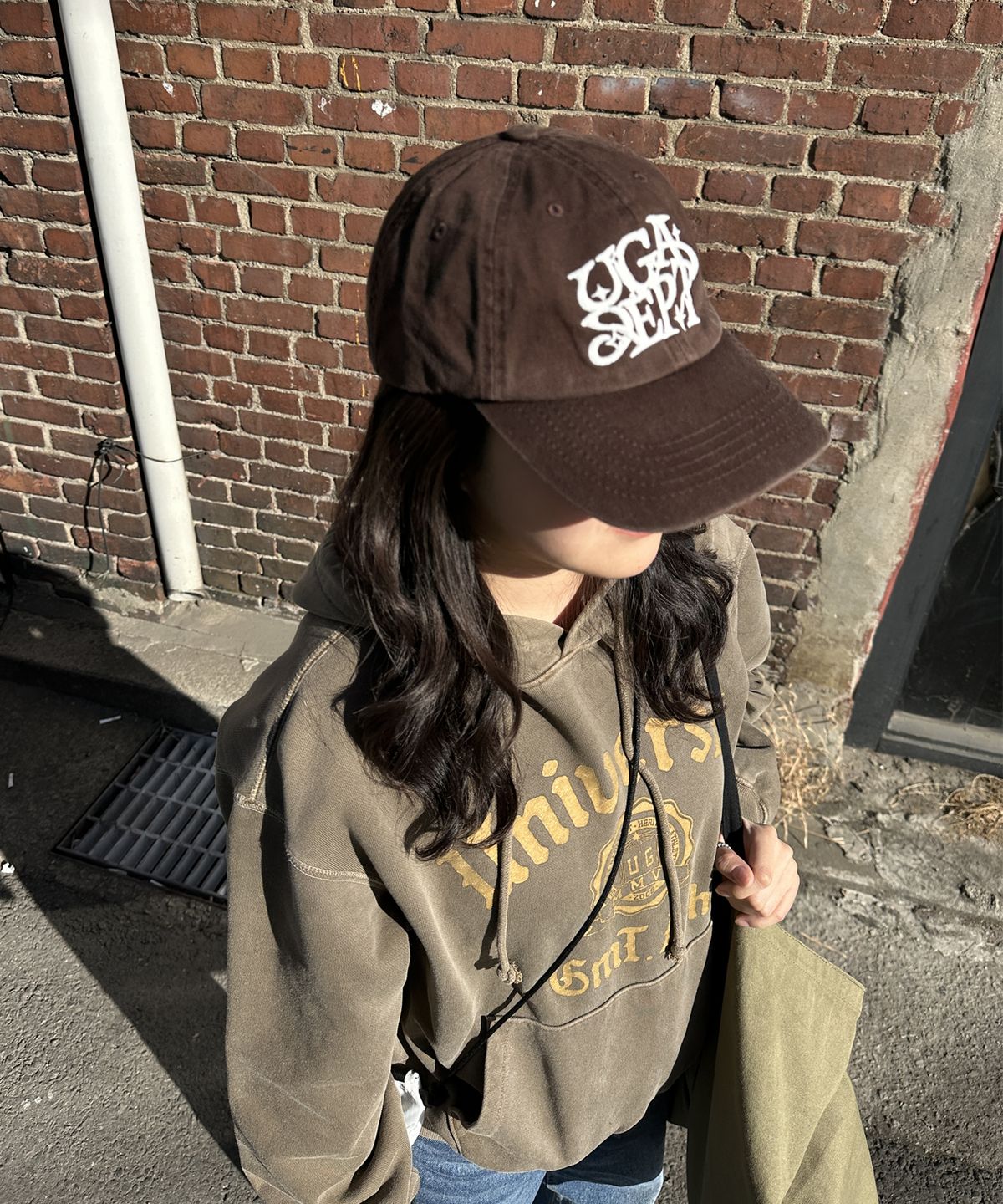 유니버스 가먼트(UNIVERSE GARMENT) 피그먼트 다잉 로고 후드_Khaki