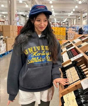 유니버스 싸인 로고 기모 후드_Charcoal