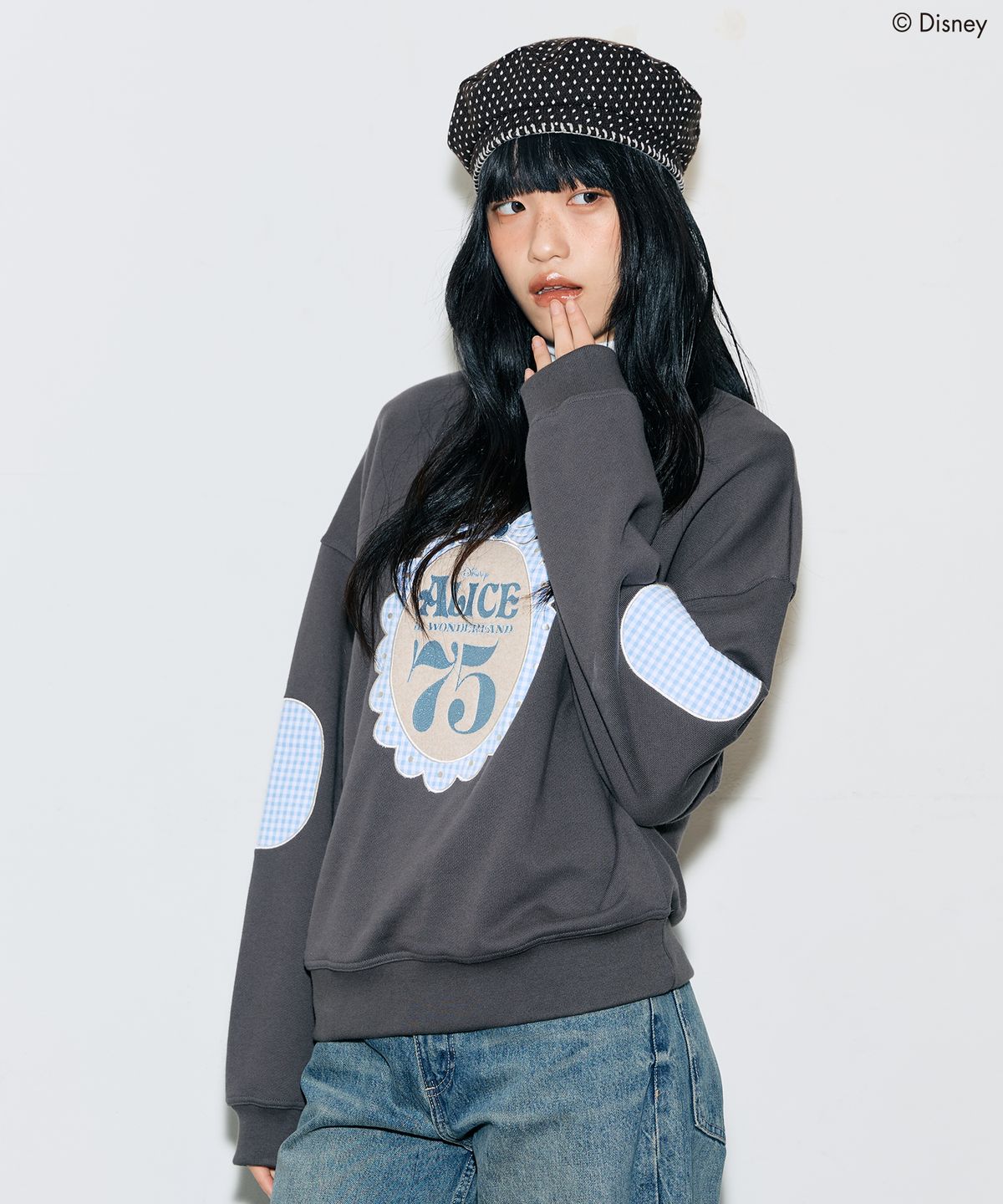 라티젠(LARTIGENT) [DISNEY]  WONDERLAND_PATCH SWEATSHIRT(CHARCOAL)