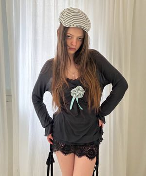 쉬어 트위스트 러플 블라우스 (차콜)