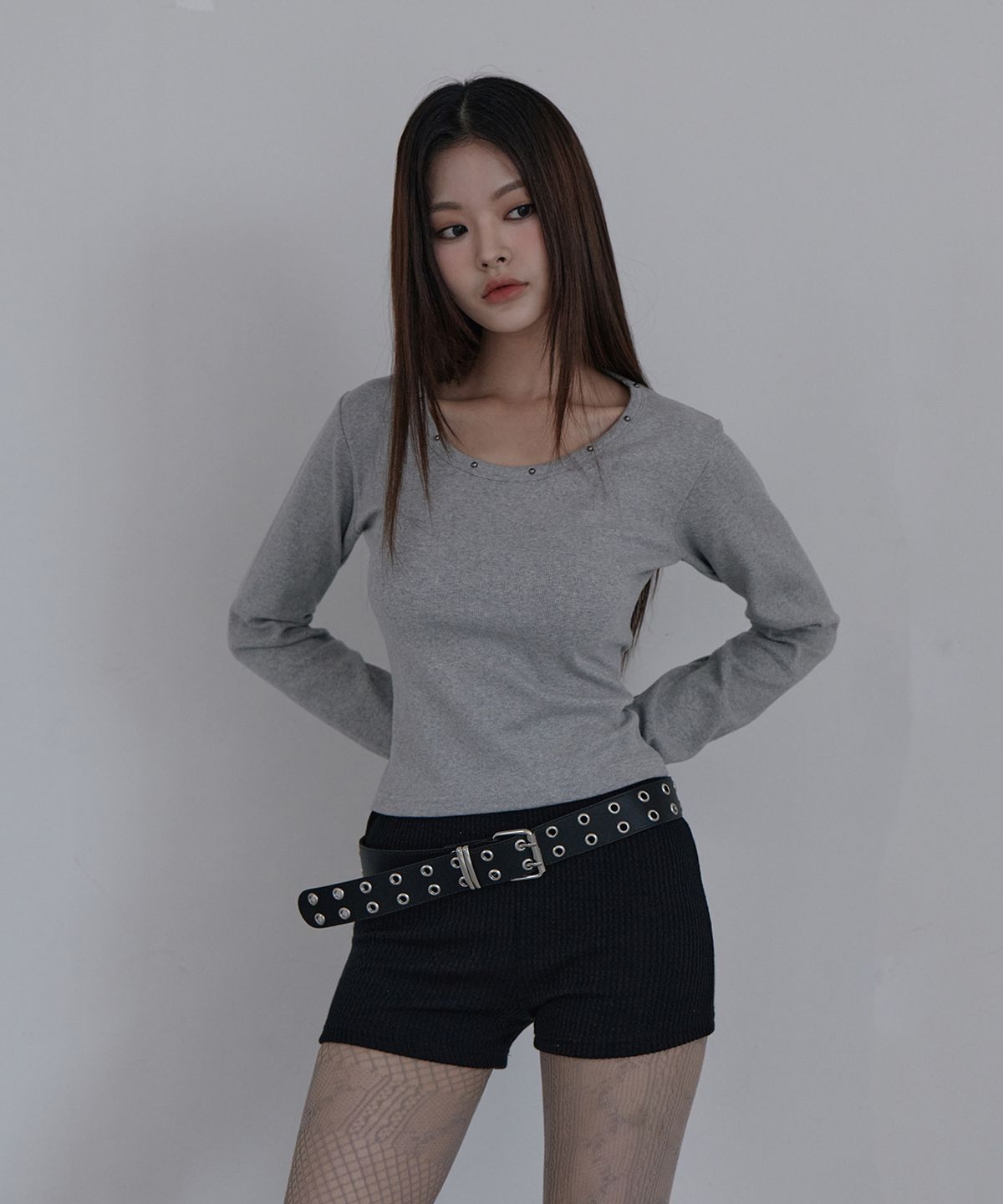 오오엠엘(5OML) 네크라인 라운드 리벳 롱슬리브 멜란지 그레이