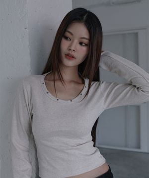 네크라인 라운드 리벳 롱슬리브 오트밀
