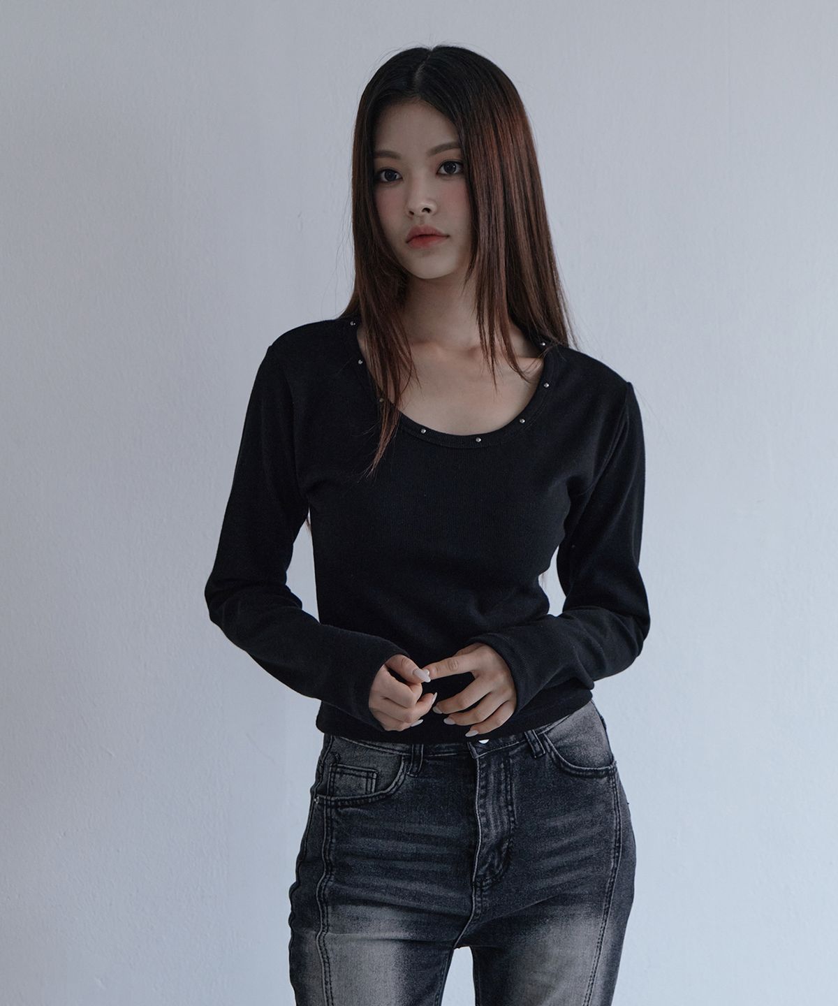 오오엠엘(5OML) 네크라인 라운드 리벳 롱슬리브 블랙