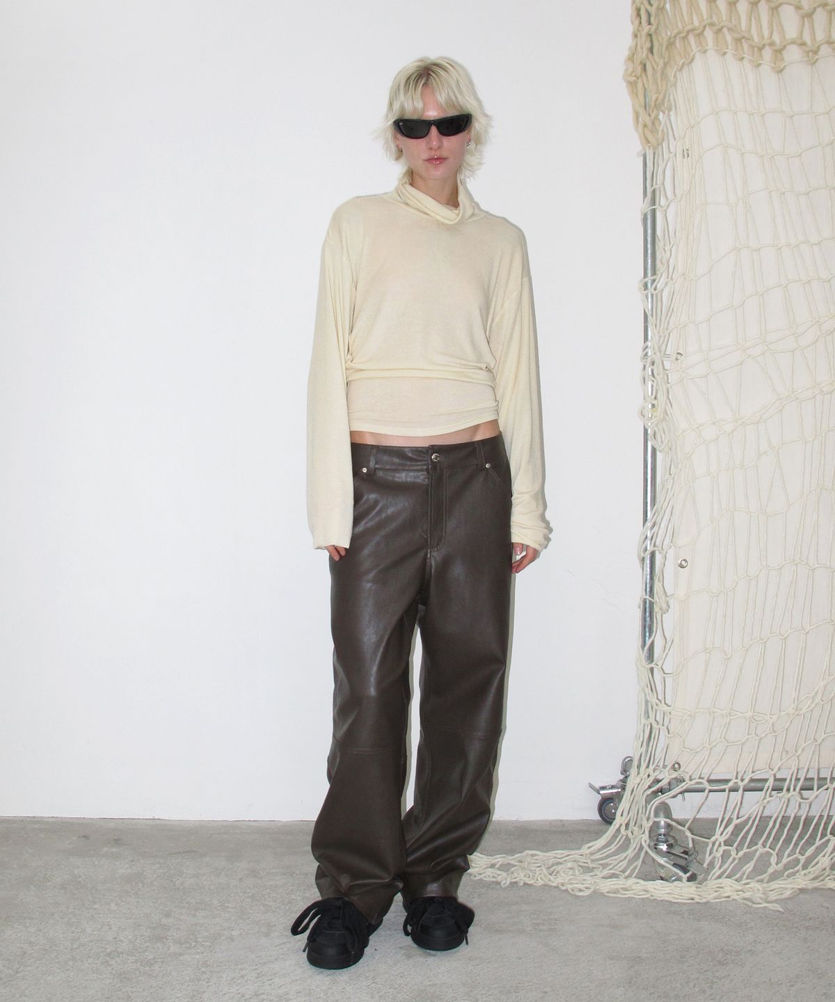 썬번프로젝트(SUNBURNPROJECT) Faux Leather Studded Pants, BROWN