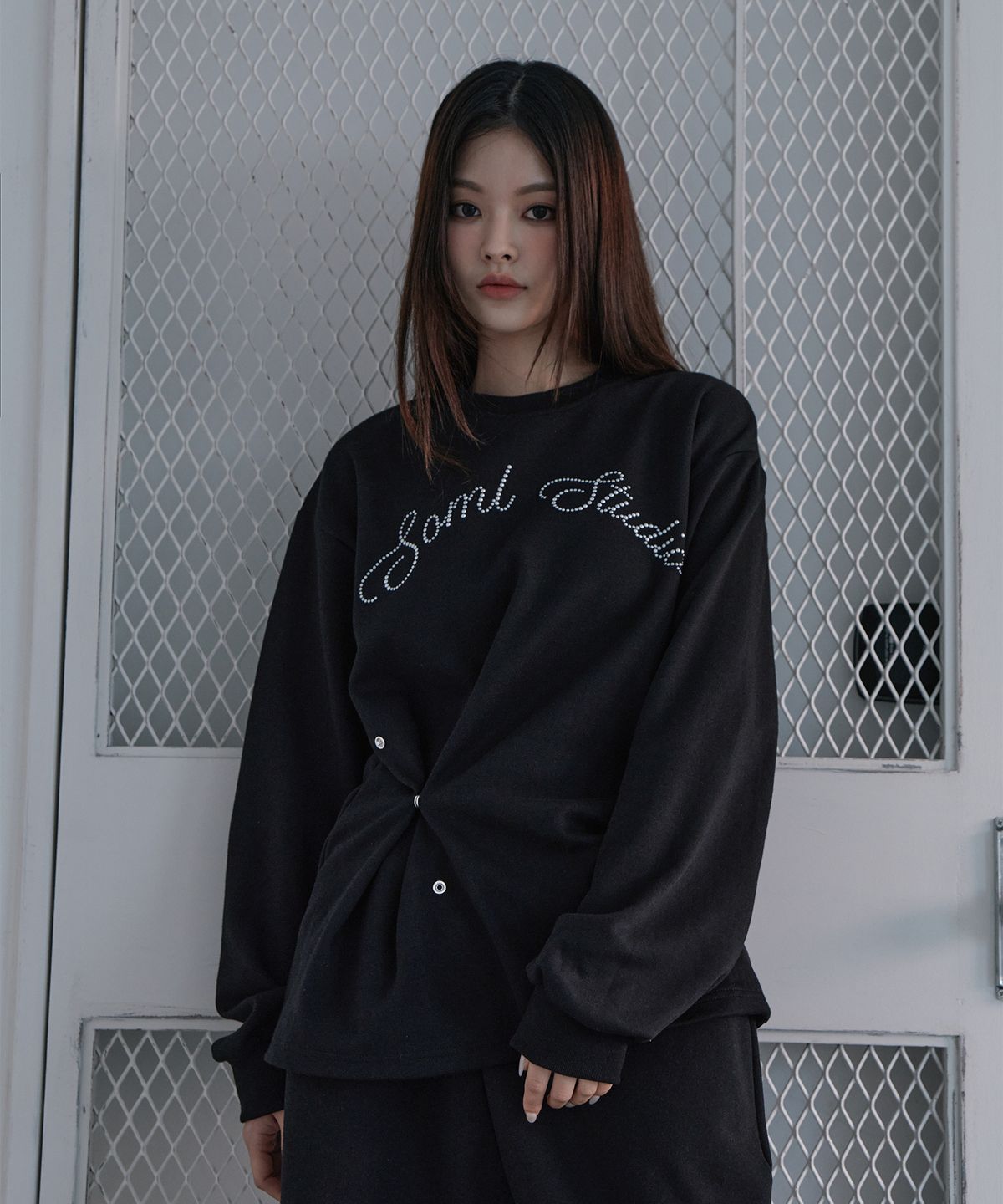 오오엠엘(5OML) 레터링 핫픽스 스웻셔츠 블랙