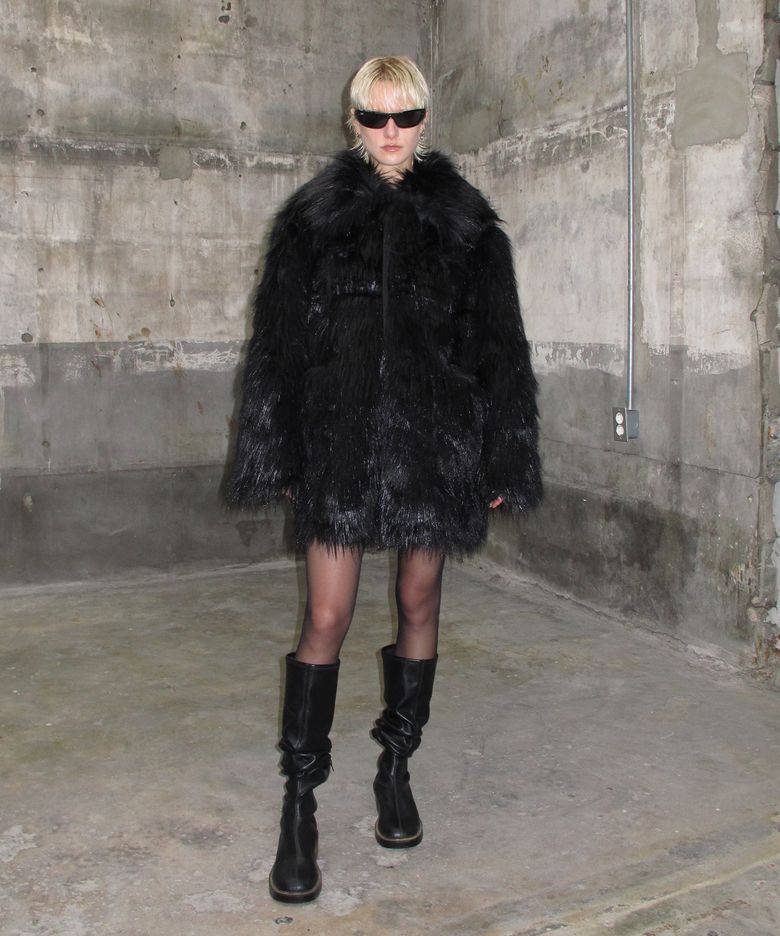 Reversible Fur Mustang, BLACK