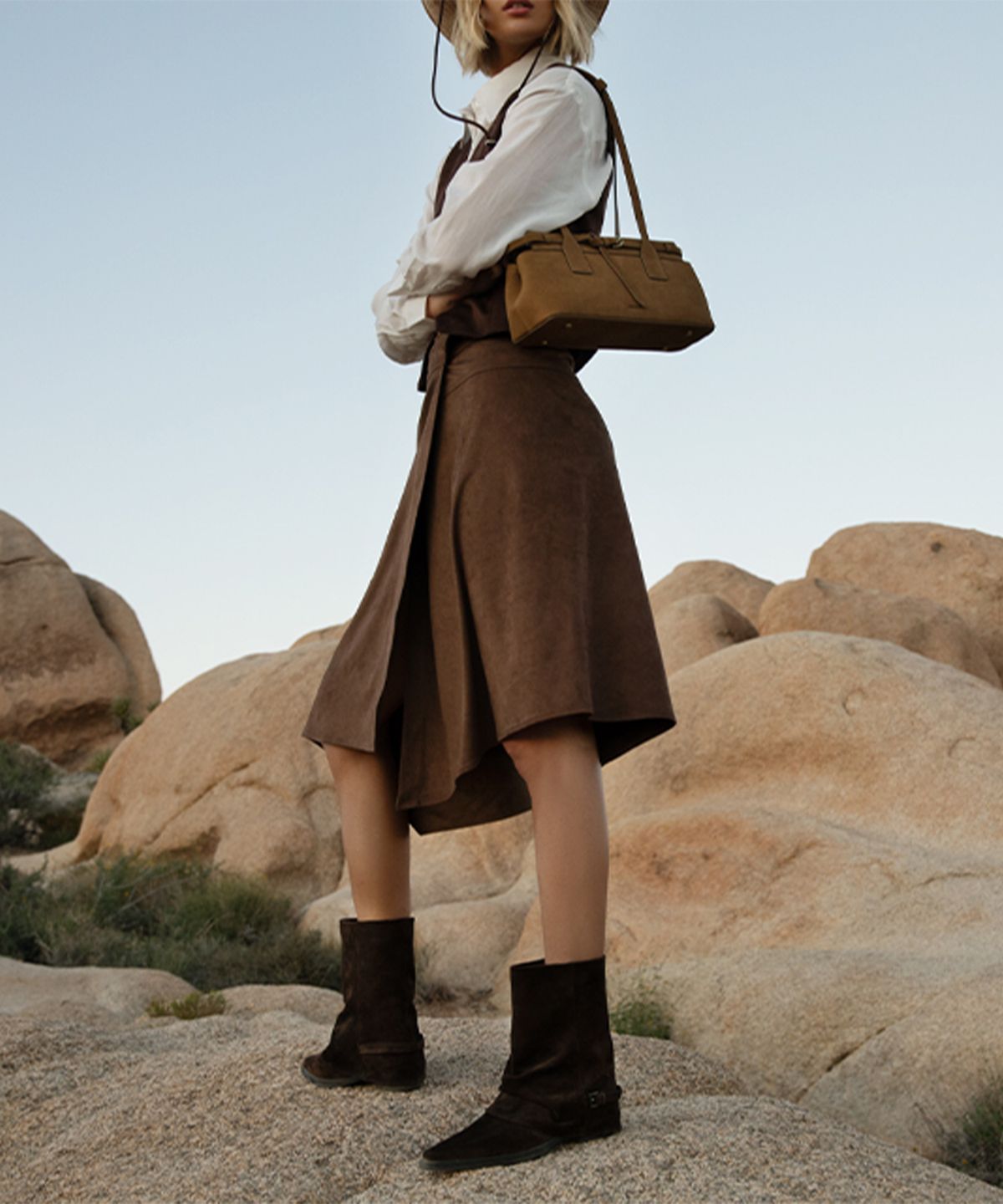 폴뉴아(FOLNUA) MUTE SUEDE UNBALANCE SKIRT (DARK BROWN)