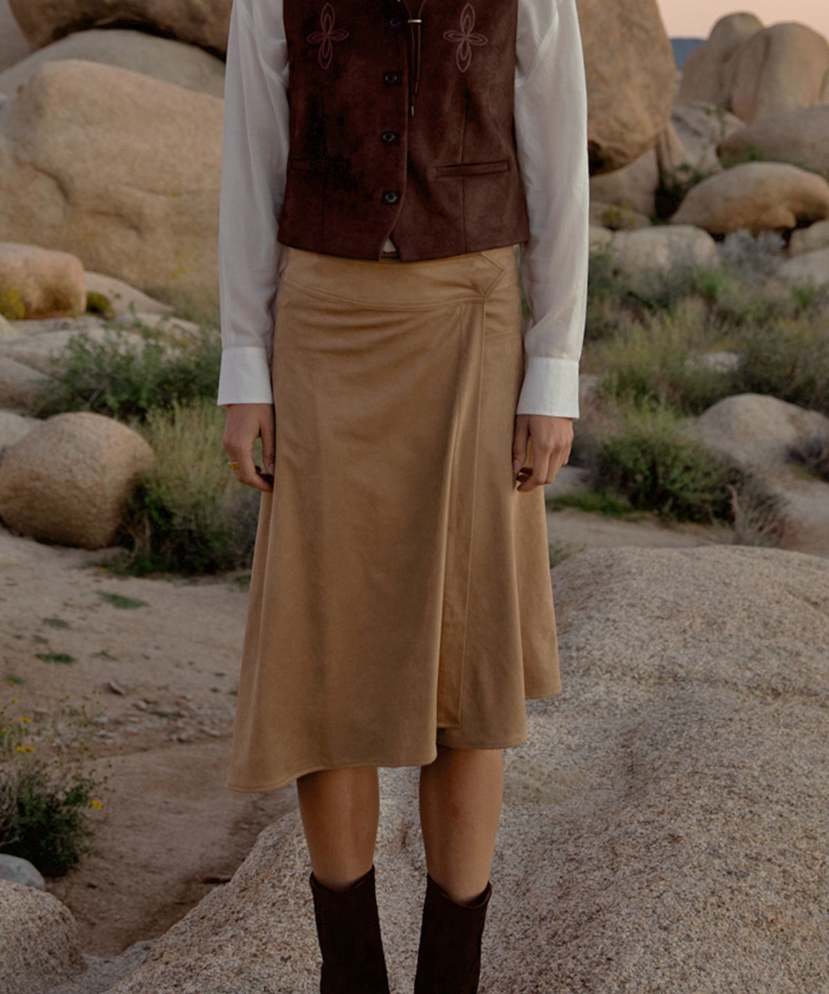 폴뉴아(FOLNUA) MUTE SUEDE UNBALANCE SKIRT (CAMEL)