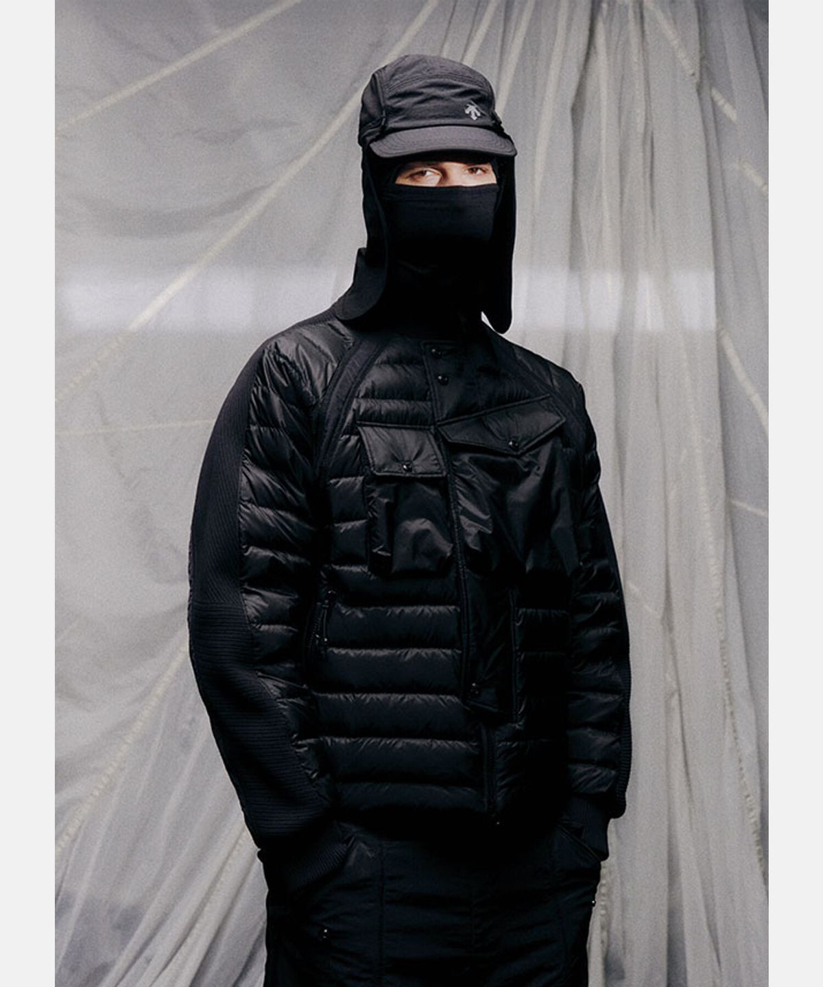 데상트(DESCENTE) [DESCENTE X EASTLOGUE] 경량 하이브리드 다운 자켓 블랙 SQ321HKT93