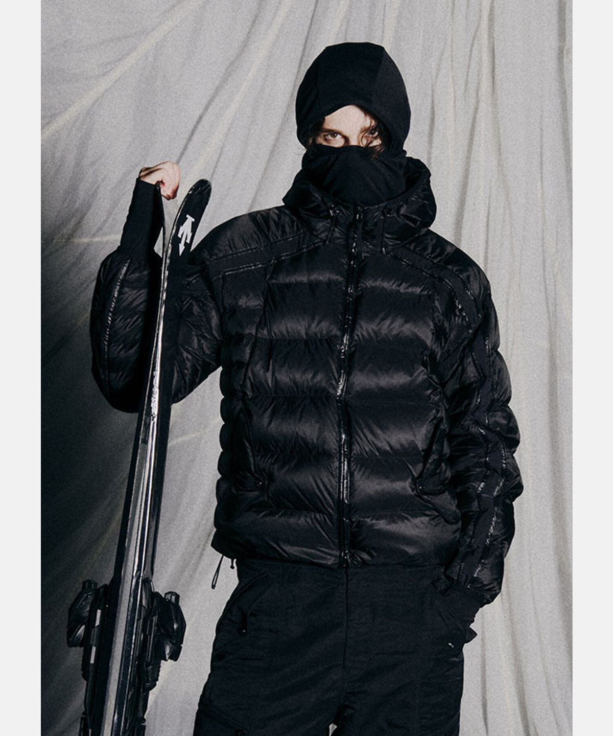 데상트(DESCENTE) [DESCENTE X EASTLOGUE] 중경량 다운 자켓 블랙 SQ321HDJ92
