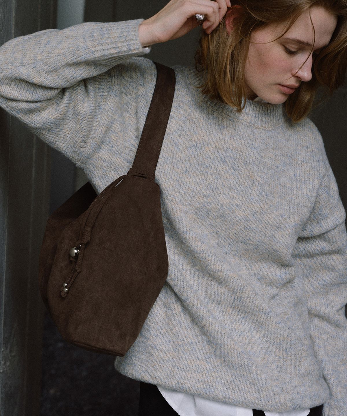 오브히(OVHEE) 테이브 스웨이드 숄더백 Tave Suede Shoulder Bag_Dark Olive