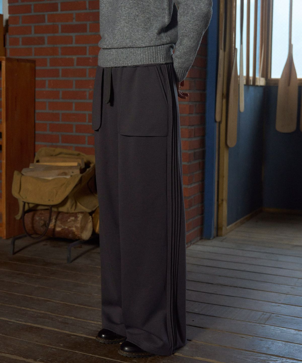 앤니즈(ANDNEEDS) Side pintuck track pants (charcoal)