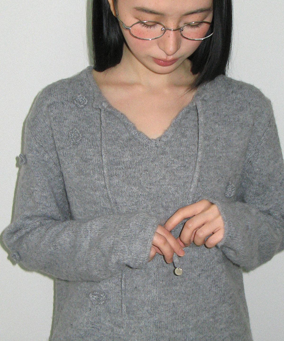 론론(RONRON) FLOWER DETAIL V NECK KNIT GREY