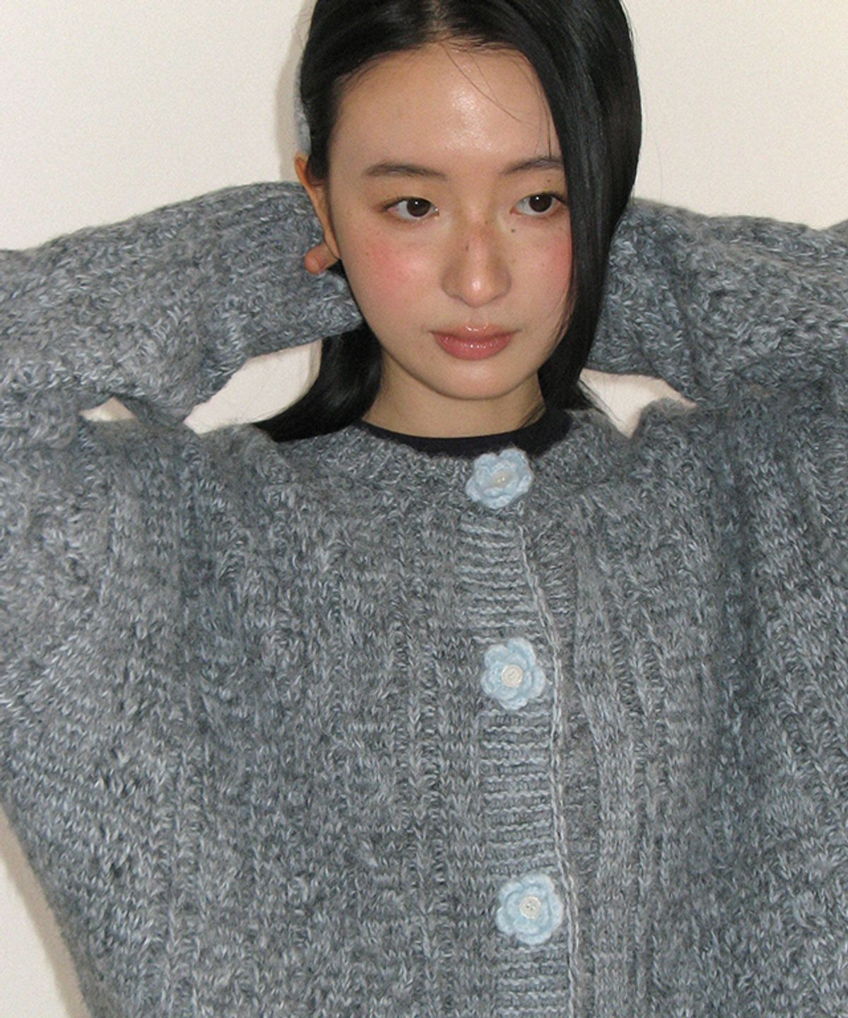 론론(RONRON) HANDMADE FLOWER BUTTON KNIT CARDIGAN GREY